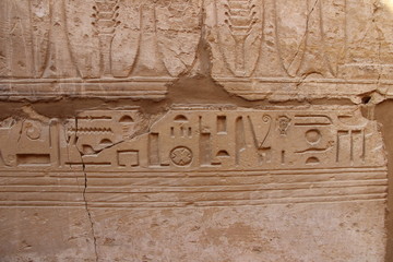 Ägyptische Hieroglyphen auf der Wand der Karnak-Tempel in Ägypten