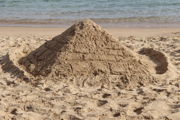 Sandburg Pyramide in Ägypten am Meer