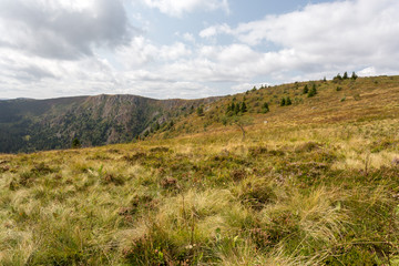 Versant, chaumes et crêtes en montagne