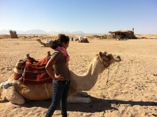 Frau mit einem Kamel in der Beduinenwüste