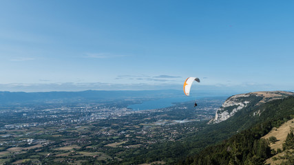 Parapente survolant les monts de Genève en haute Savoie