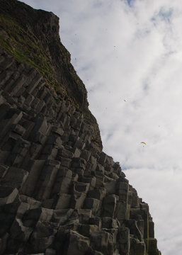 Pared de basalto en la playa de Vik en Islandia