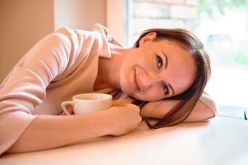 Obraz na płótnie Canvas portrait of a young woman in a cafe