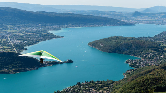Deltaplane survolant le lac d'Annecy