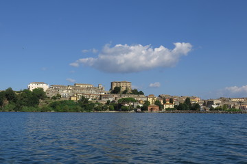 Fototapeta na wymiar Promontorio di Capodimonte sul lago di Bolsena