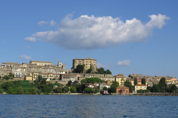 Fototapeta na wymiar Rocca di Capodimonte sul lago di Bolsena