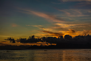 Naklejka premium Coucher de soleil à Tahiti