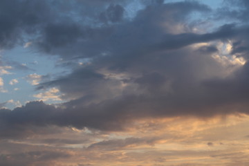 Zonsondergang - fraaie wolken lucht tijdens een lichte regen bui