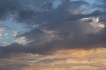 Zonsondergang - fraaie wolken lucht tijdens een lichte regen bui