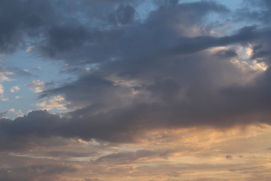 Zonsondergang - fraaie wolken lucht tijdens een lichte regen bui © emieldelange