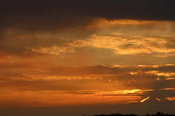 Fototapeten Sonnenuntergang - schöner bewölkter Himmel bei einem leichten Regenschauer © emieldelange