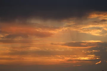 Foto auf Acrylglas Zonsondergang - fraaie wolken lucht tijdens een lichte regen bui © emieldelange