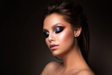 Zelfklevend Fotobehang Close-up van mooi vrouwelijk gezicht met kleurrijke make-up en lippen, ogen dicht © korabkova1