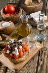 Tsikoudia with snack