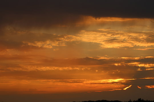 Zonsondergang - fraaie wolken lucht tijdens een lichte regen bui