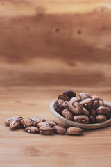 Judias Pintas crudas en fondo de madera