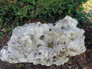 Gro&szlig;er Deko Stein im Garten