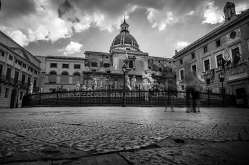 Photo longue exposition noir et blanc de Fontana Pretoria à Palerme (Sicile, Italie) avec des touristes