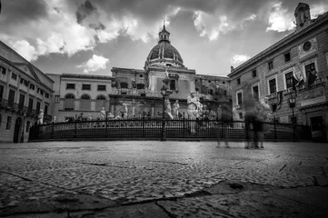 Papier Peint photo Lavable Noir et blanc Photo longue exposition noir et blanc de Fontana Pretoria à Palerme (Sicile, Italie) avec des touristes