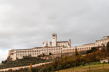 Fototapeta na wymiar Vista panoramica della Basilica di San Francesco ad Assisi