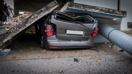 Zerstörtes Auto 