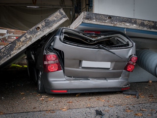 Zerstörtes Auto 