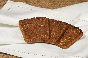 Several pieces of rye bread on white napkin