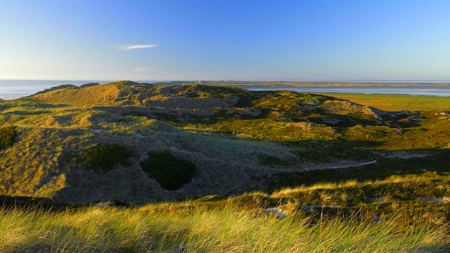 Wundersch&ouml;ner Blick &uuml;ber die D&uuml;nen - Landschaft von Sylt auf das Meer. Im Hintergrund der Leuchtturm von List
