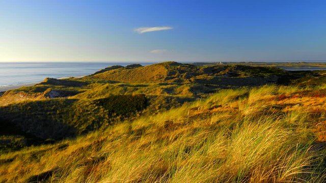 Wundersch&ouml;ner Blick &uuml;ber die D&uuml;nen - Landschaft von Sylt auf das Meer. Im Hintergrund der Leuchtturm von List