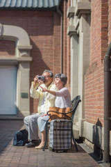 Fototapeta premium 旅先でカメラを構えるシニア夫婦