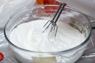 Whipped proteins with sugar