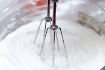 Whipped proteins with sugar