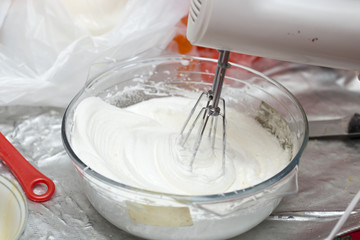 Whipped proteins with sugar