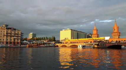 Berlin Oberbaumbrücke mit U-Bahn & Schiff