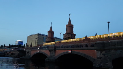 Fototapeta na wymiar Berlin Oberbaumbrücke mit U-Bahn