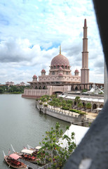 Fototapeta na wymiar The Putra Mosque is the principal mosque of Putrajaya, Malaysia.