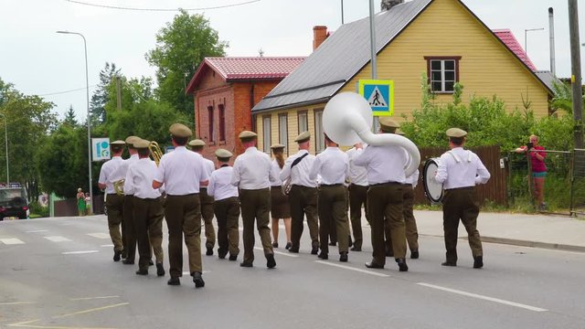 2912_The_marching_band_walking_on_the_convoy_in_Valga_Estonia.mov