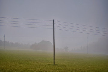 Stromleitung im Nebel