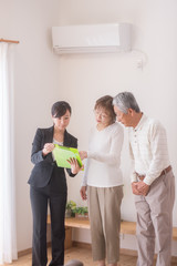 Fototapeta premium 住宅を内見するシニア夫婦と不動産会社のビジネスウーマン