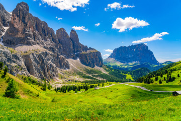 Fototapeta na wymiar Landscape of the Dolomites at the Gardena pass