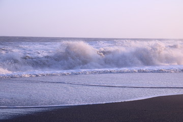 夕暮れ時の日本海の荒波と砂浜