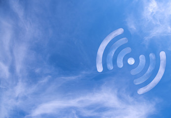 Obraz premium Clouds in the shape of a WiFi symbol on a sky background