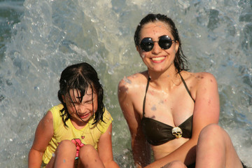 сёстры у моря.