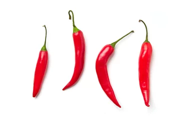 Fotobehang Rode chili peper op een witte achtergrond. Rode chili peper van verschillende vormen geïsoleerd op een witte achtergrond © Aliaksei
