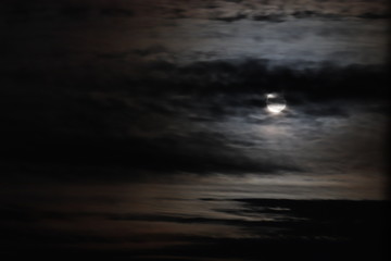 luna llena nubes1