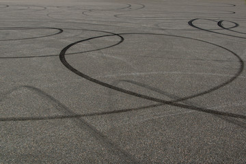 Reifenspuren auf Asphalt, Symbolbild für Feinstaub und Mikroplastik