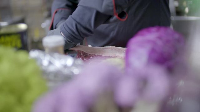 Koch bereitet Rohfleisch in K&uuml;che zu 3