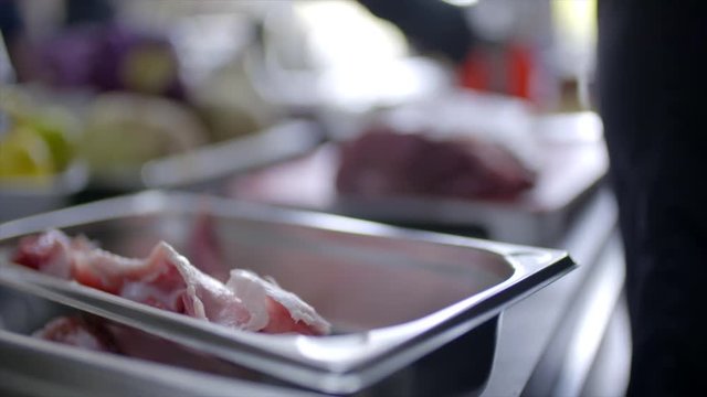 Koch bereitet Rohfleisch in K&uuml;che zu 2