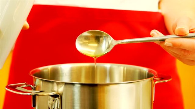 &Ouml;liven&ouml;l abmessen und in Kochtopf geben