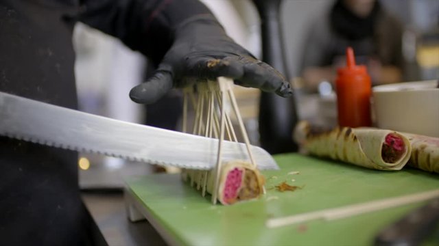 Koch bereitet Fingerfood zu
